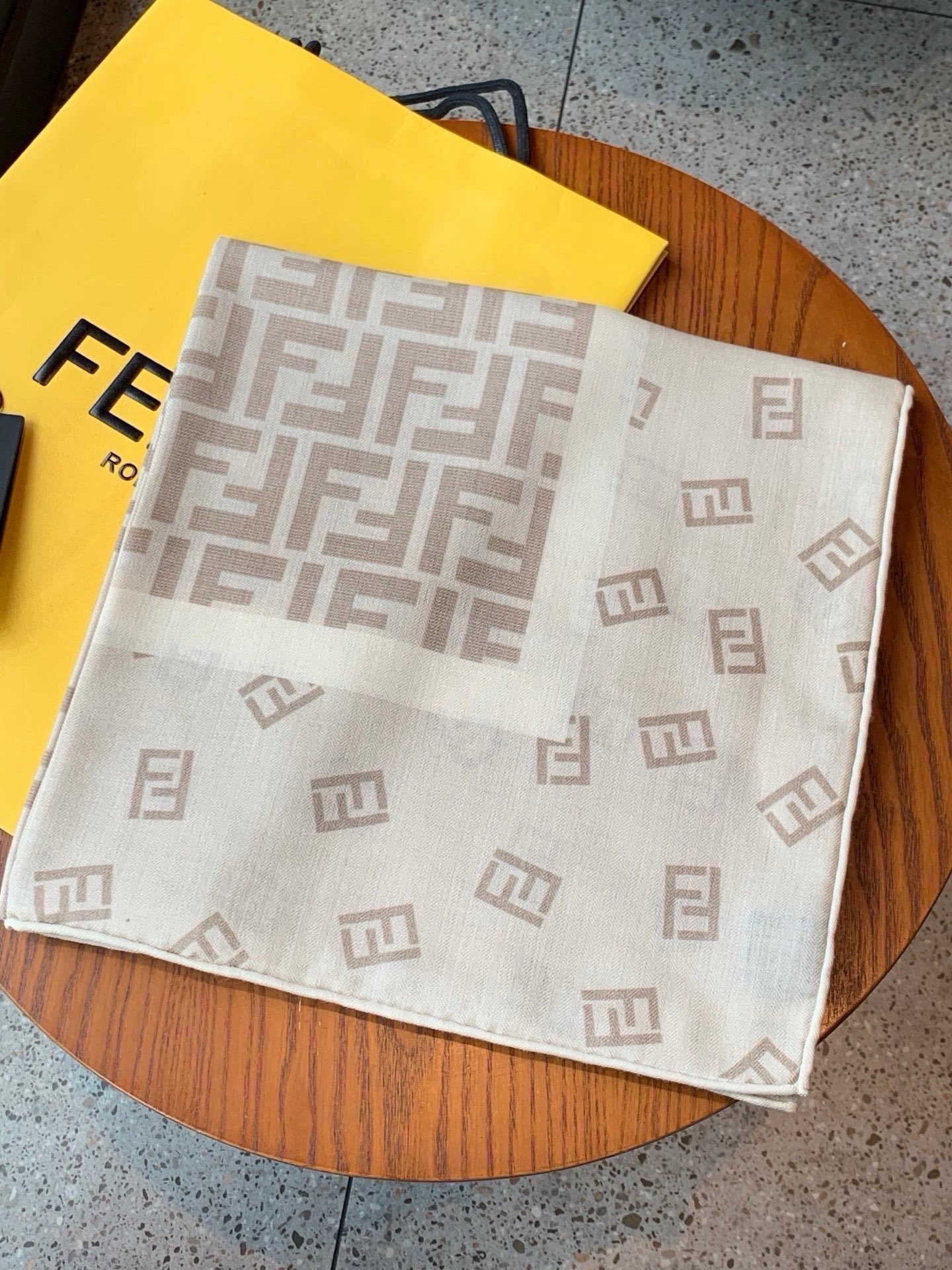 经典双F logo 遍布整条围巾丝绒材质 保暖性和手感都还不错哦秋冬必入 百搭款1962年，F公司聘用著