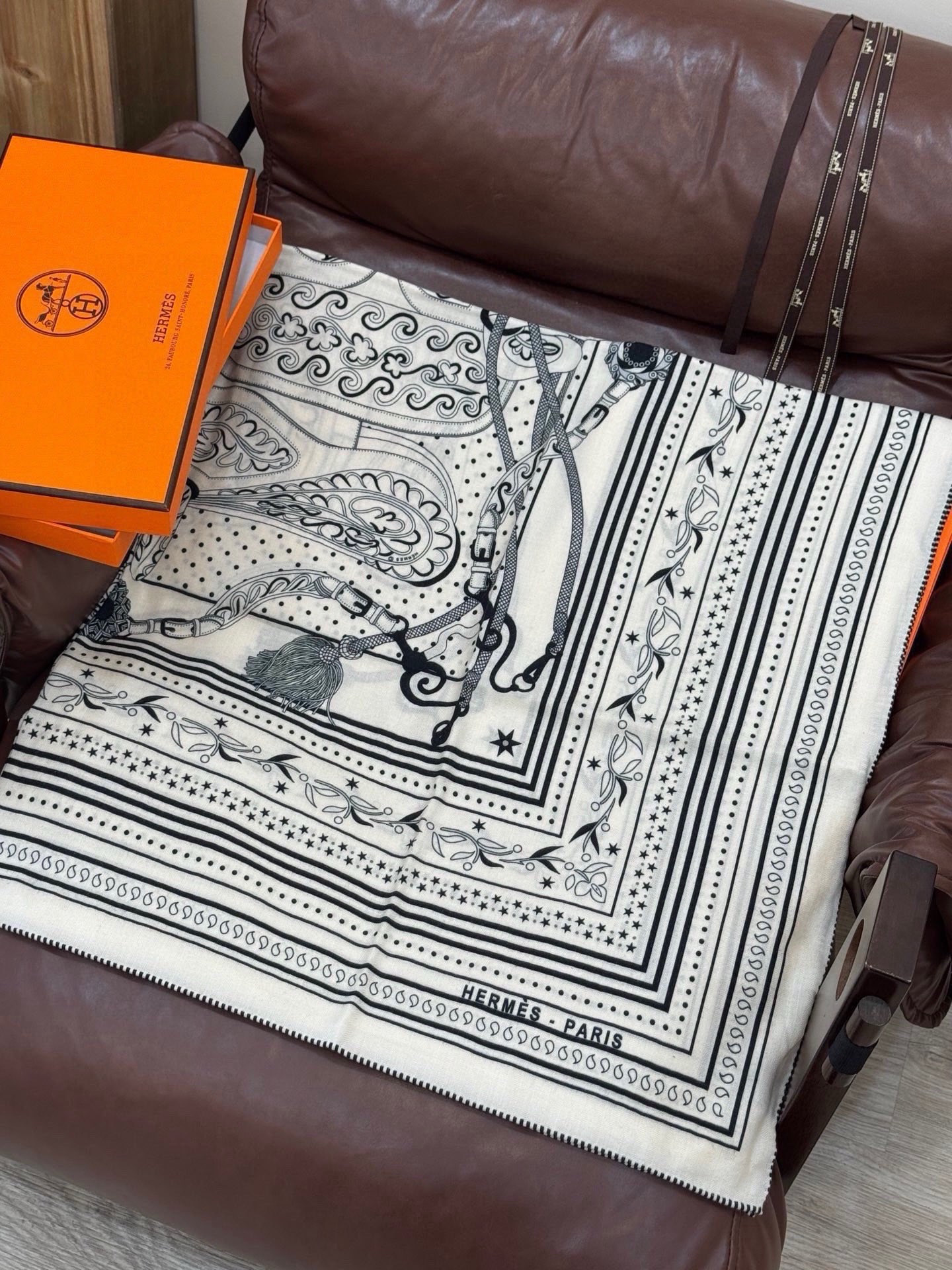 上新💕。丝绒方巾 【爱马仕 春夏 亚马逊的庆典 Bandana，佩斯利花纹，生机勃勃的图案】（双面同色方