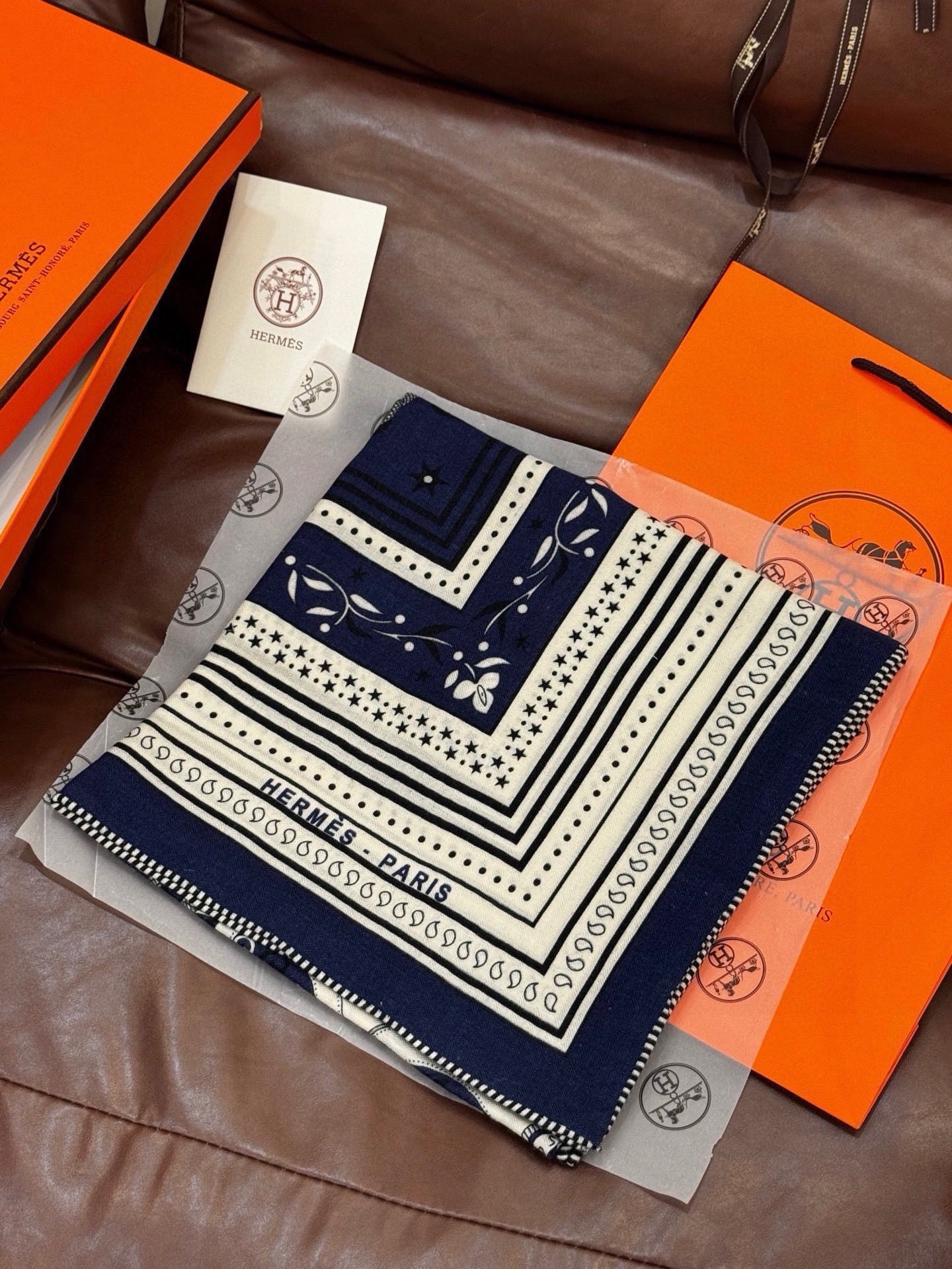 上新💕。丝绒方巾 【爱马仕 春夏 亚马逊的庆典 Bandana，佩斯利花纹，生机勃勃的图案】（双面同色方