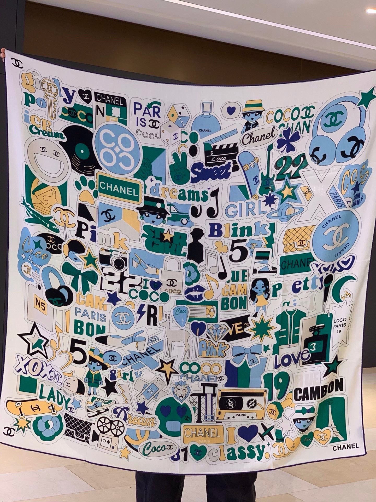 高级成衣系列～Chanel 【140双面同色丝绒披肩】此系列谱写一曲自由轻灵的赞歌本系列作品创新演绎品牌