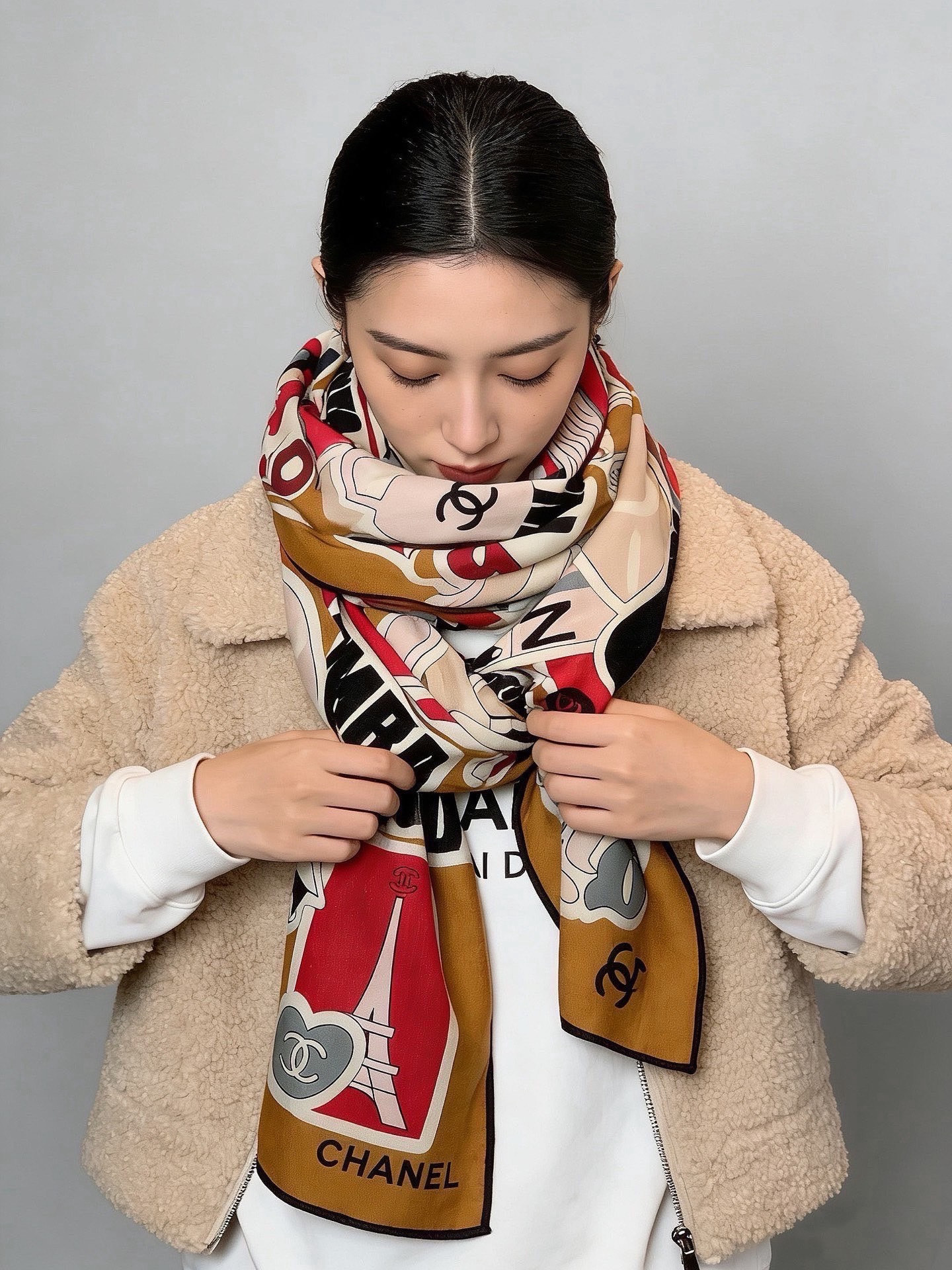 高级成衣系列～Chanel 【140双面同色丝绒披肩】此系列谱写一曲自由轻灵的赞歌本系列作品创新演绎品牌