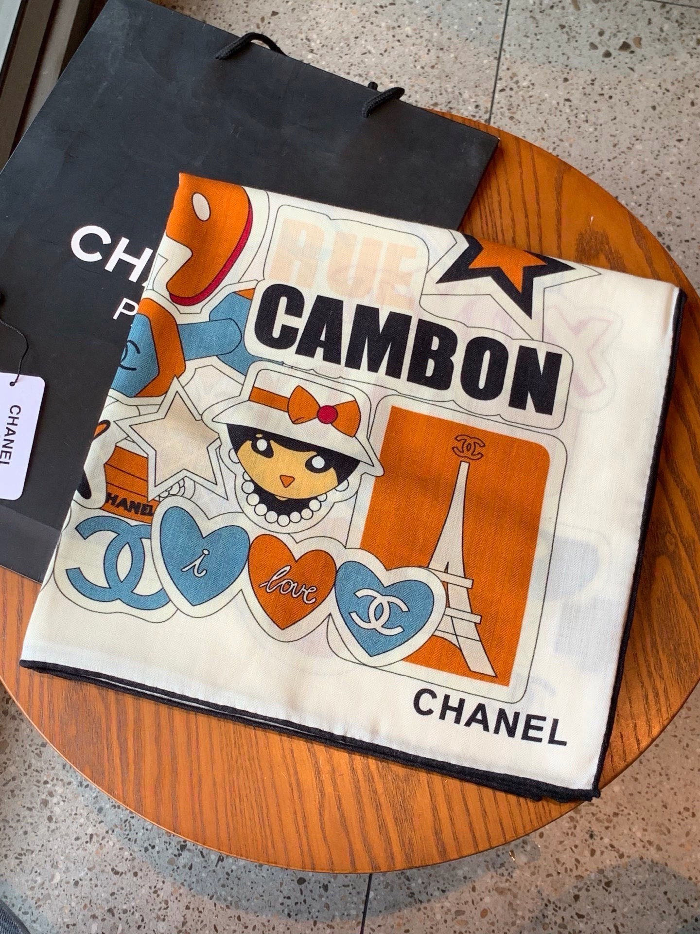 高级成衣系列～Chanel 【140双面同色丝绒披肩】此系列谱写一曲自由轻灵的赞歌本系列作品创新演绎品牌