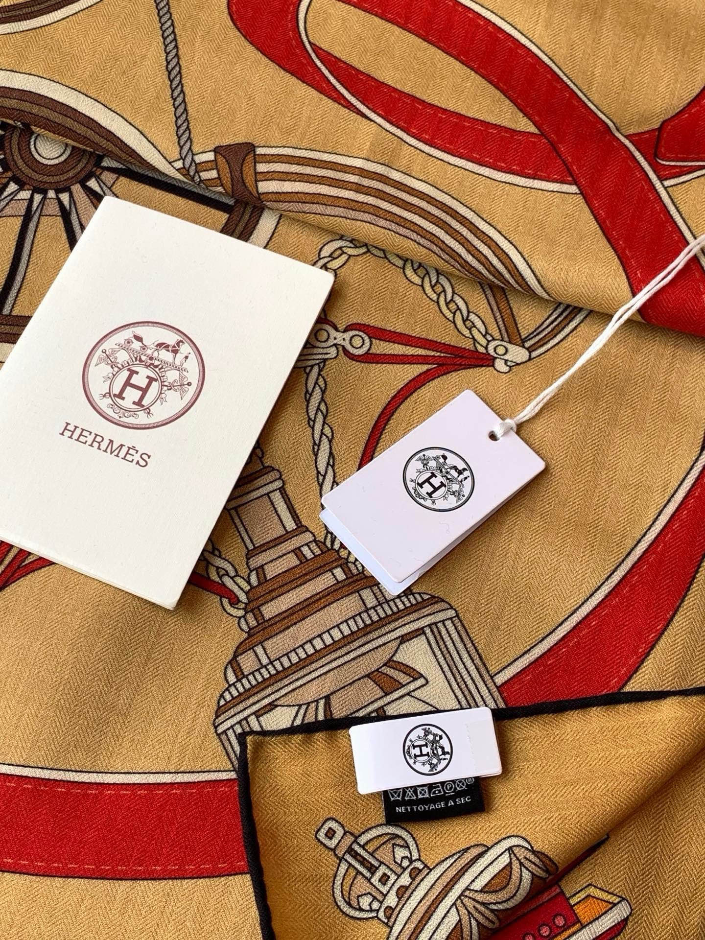 羊绒新款🆕👏👏买了都说好看‼️推荐💕爱马仕双面同色羊绒方巾【双面同色140】，顶级工艺超值‼️爱马仕专柜