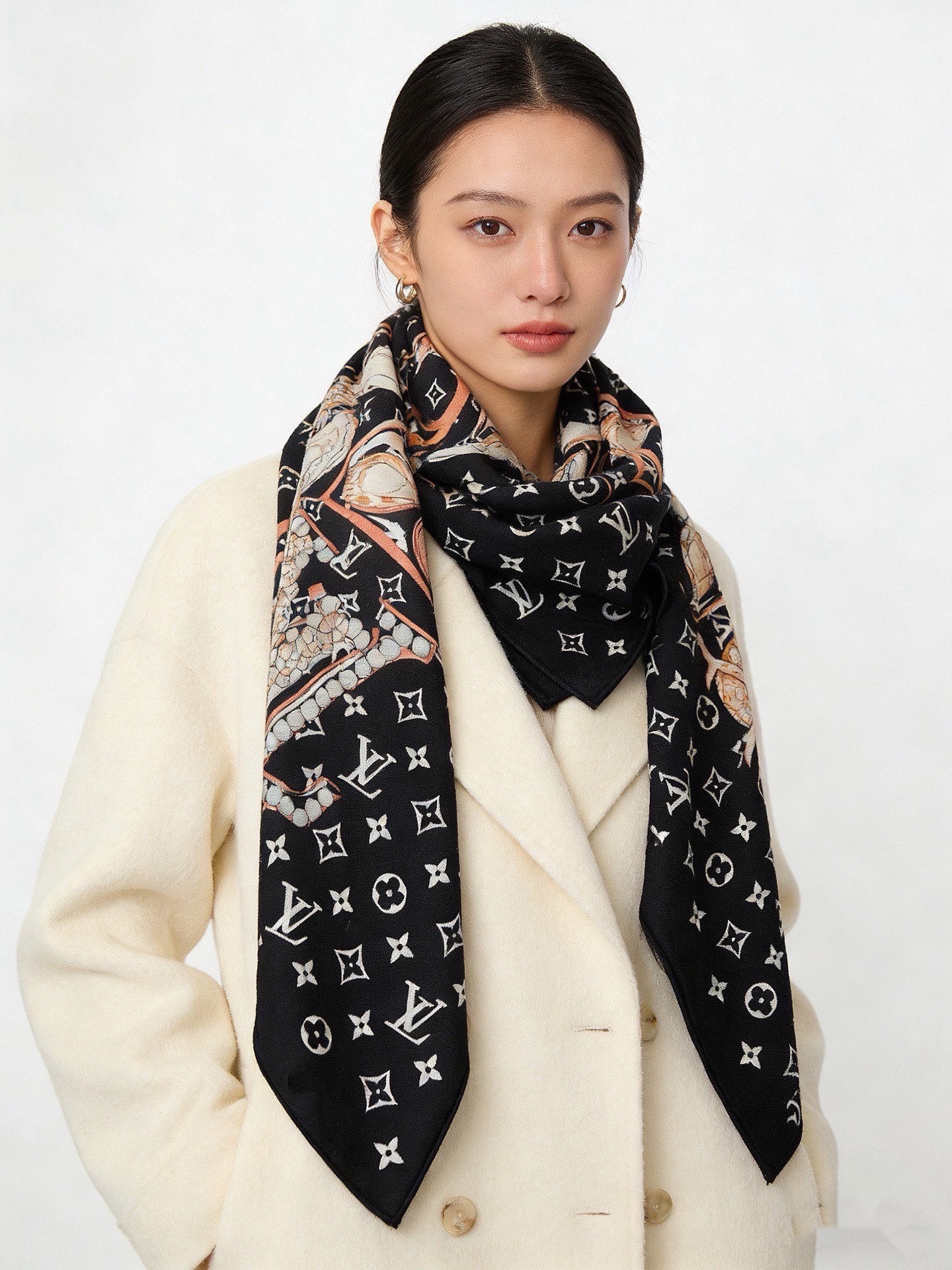 LV x TM 140披肩【140顶级丝绒双面同色披肩】本款L Multicolor披肩出自路易威登与知