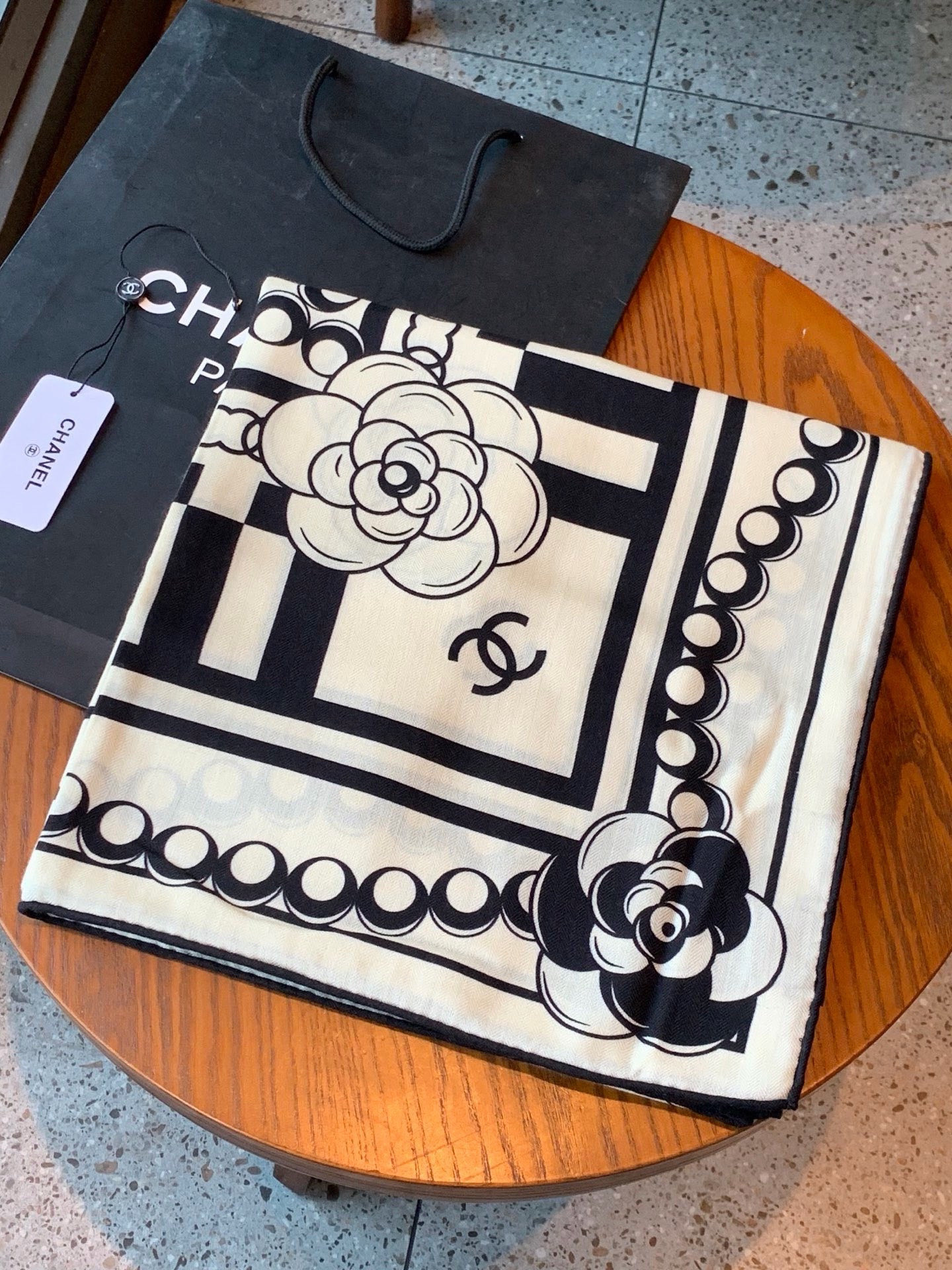 高级成衣系列～Chanel 【140双面同色丝绒披肩】此系列谱写一曲自由轻灵的赞歌本系列作品创新演绎品牌
