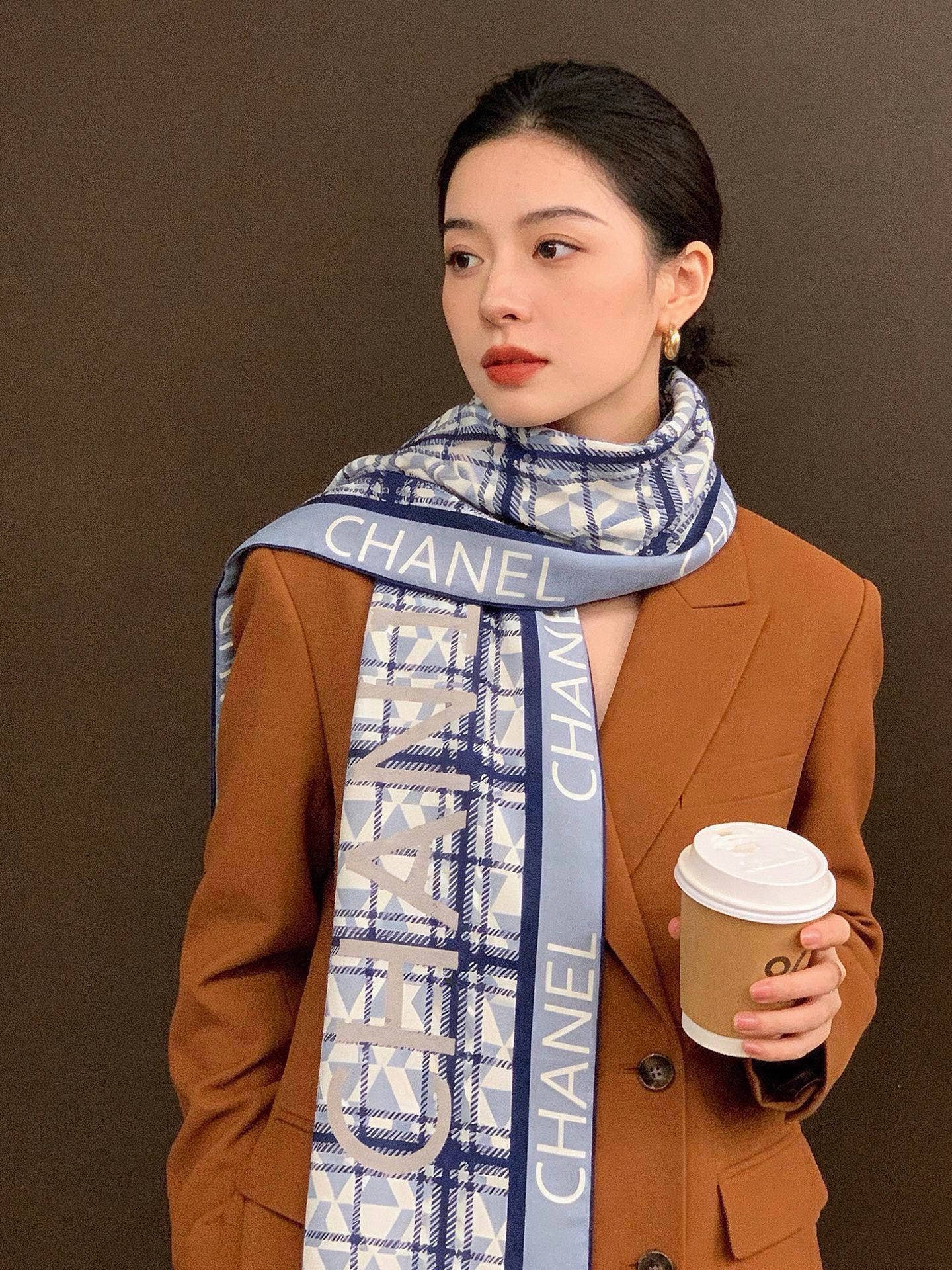高级成衣系列～Chanel 【140双面同色丝绒披肩】此系列谱写一曲自由轻灵的赞歌本系列作品创新演绎品牌