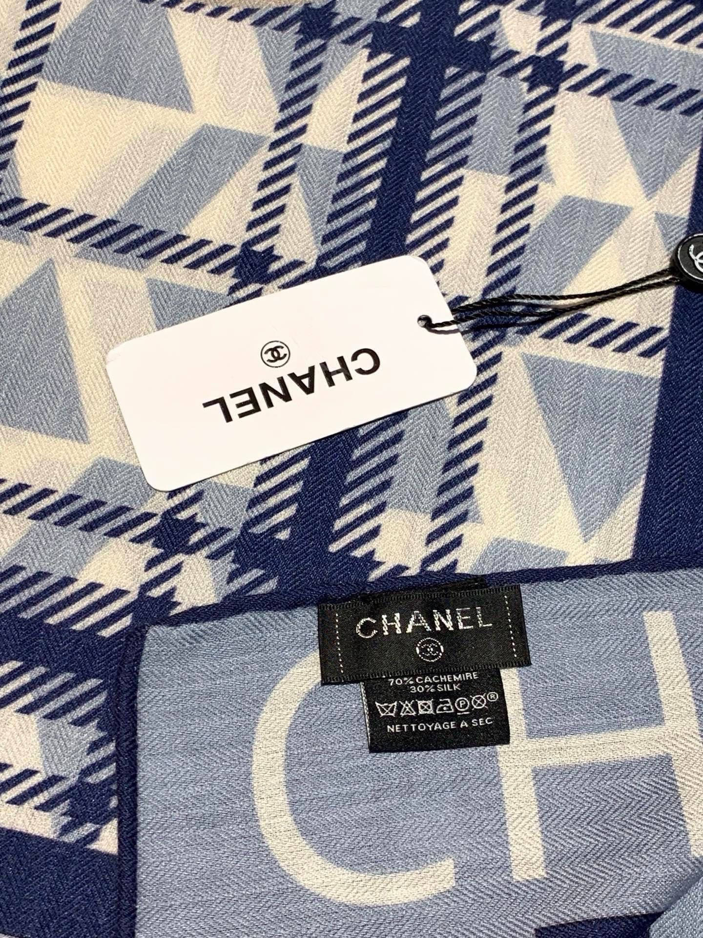 高级成衣系列～Chanel 【140双面同色丝绒披肩】此系列谱写一曲自由轻灵的赞歌本系列作品创新演绎品牌