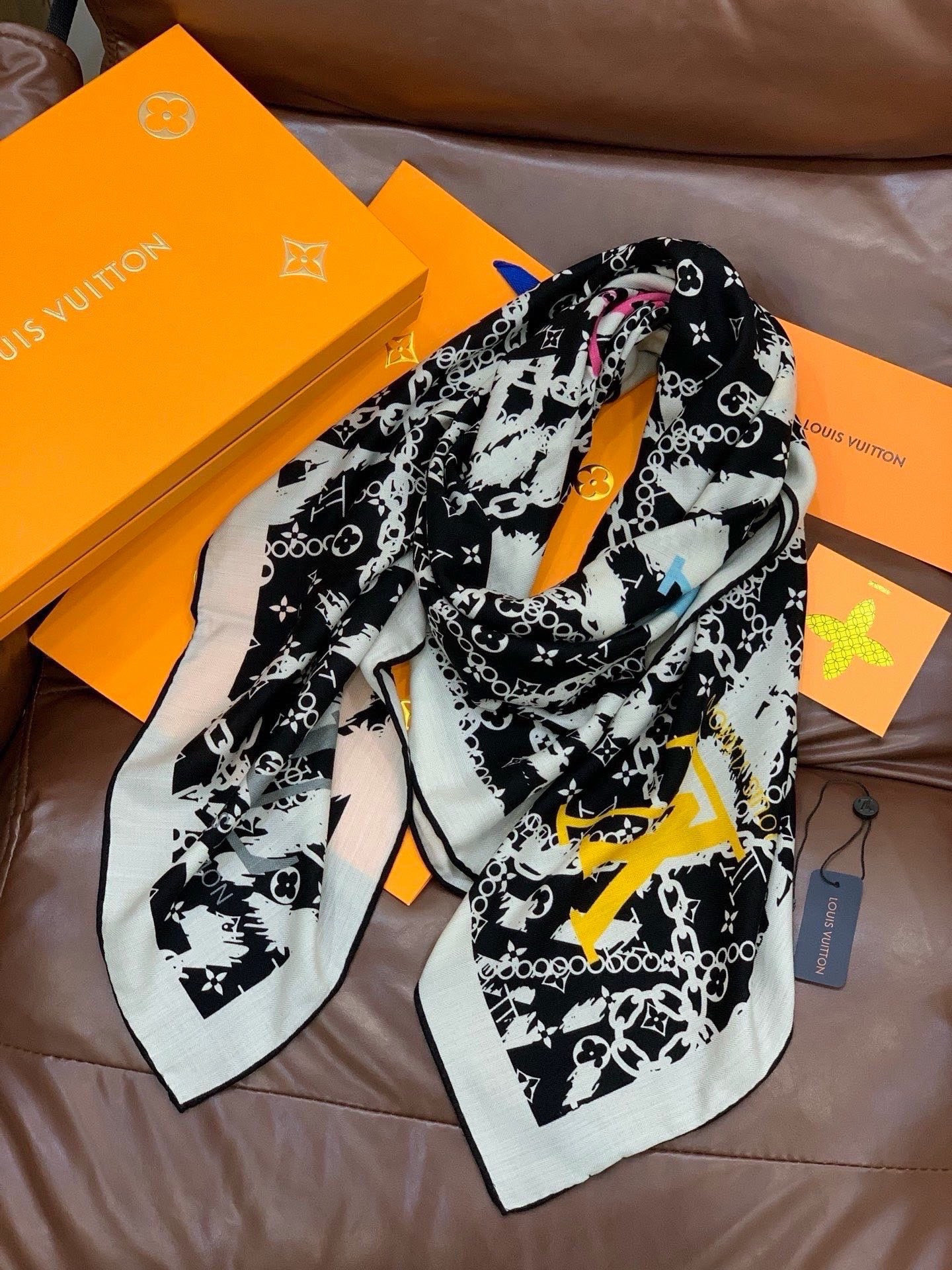 LV x TM 140披肩【140顶级丝绒双面同色披肩】本款L Multicolor披肩出自路易威登与知