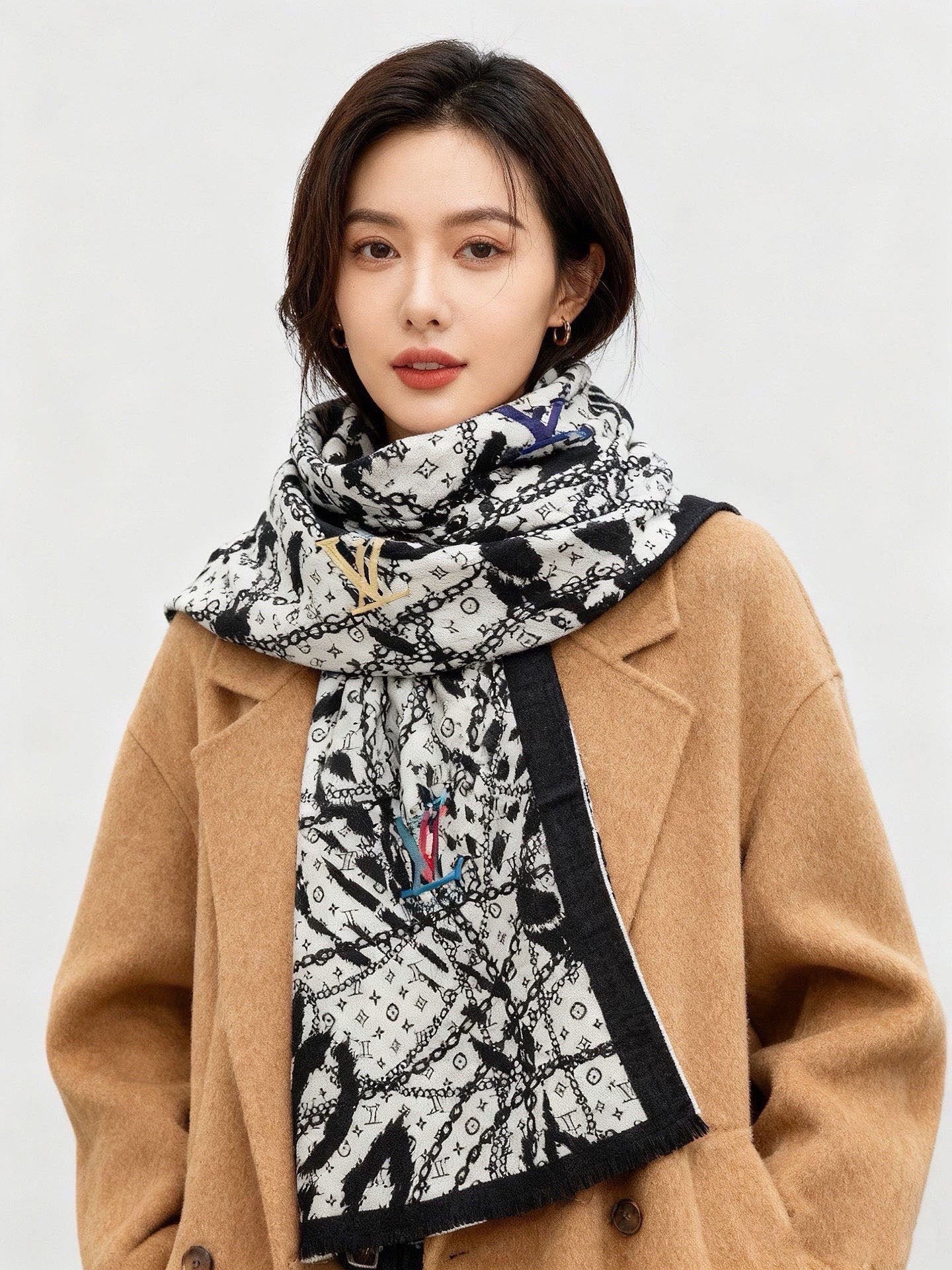 LV x TM 140披肩【140顶级丝绒双面同色披肩】本款L Multicolor披肩出自路易威登与知