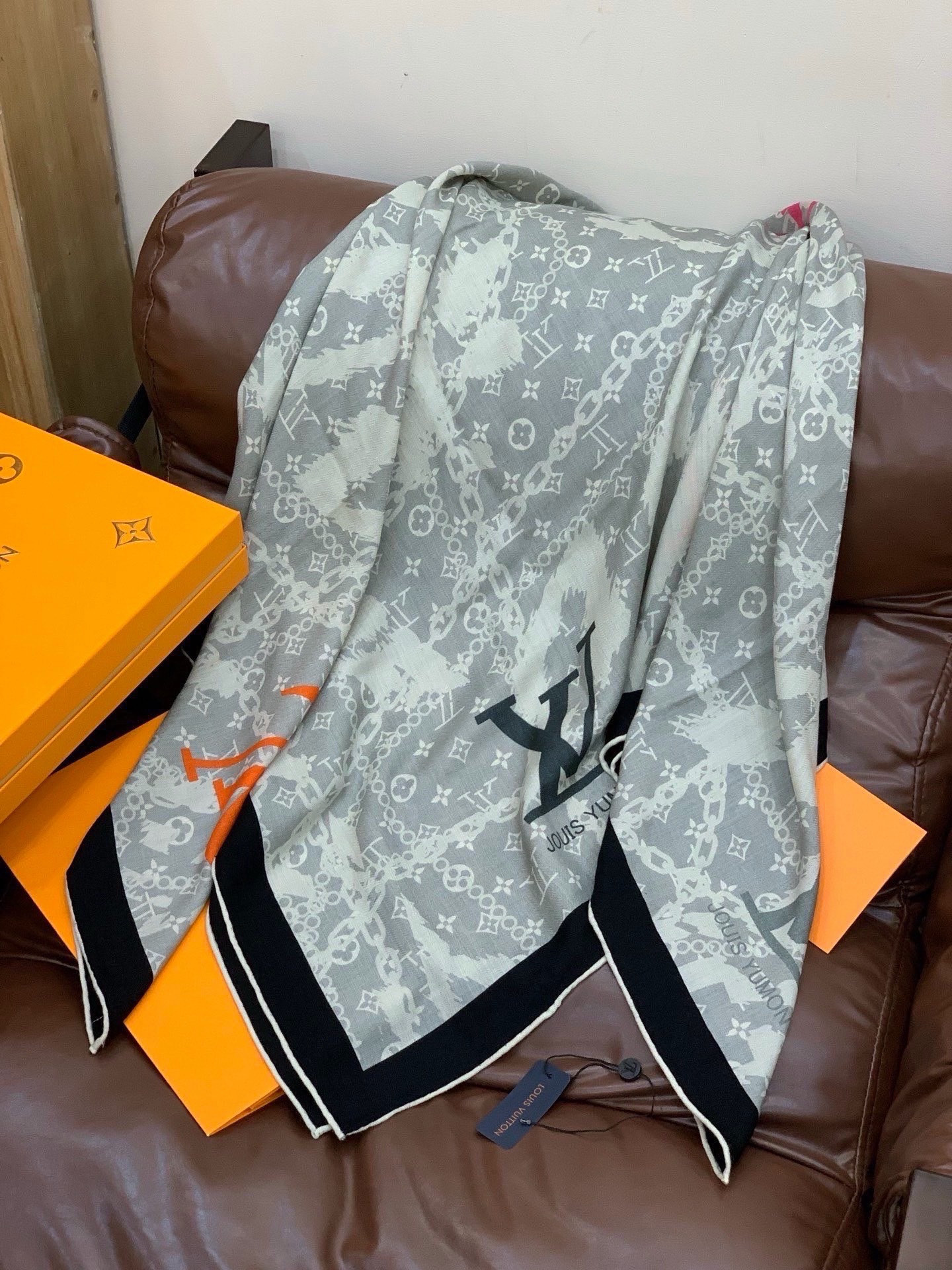 LV x TM 140披肩【140顶级丝绒双面同色披肩】本款L Multicolor披肩出自路易威登与知