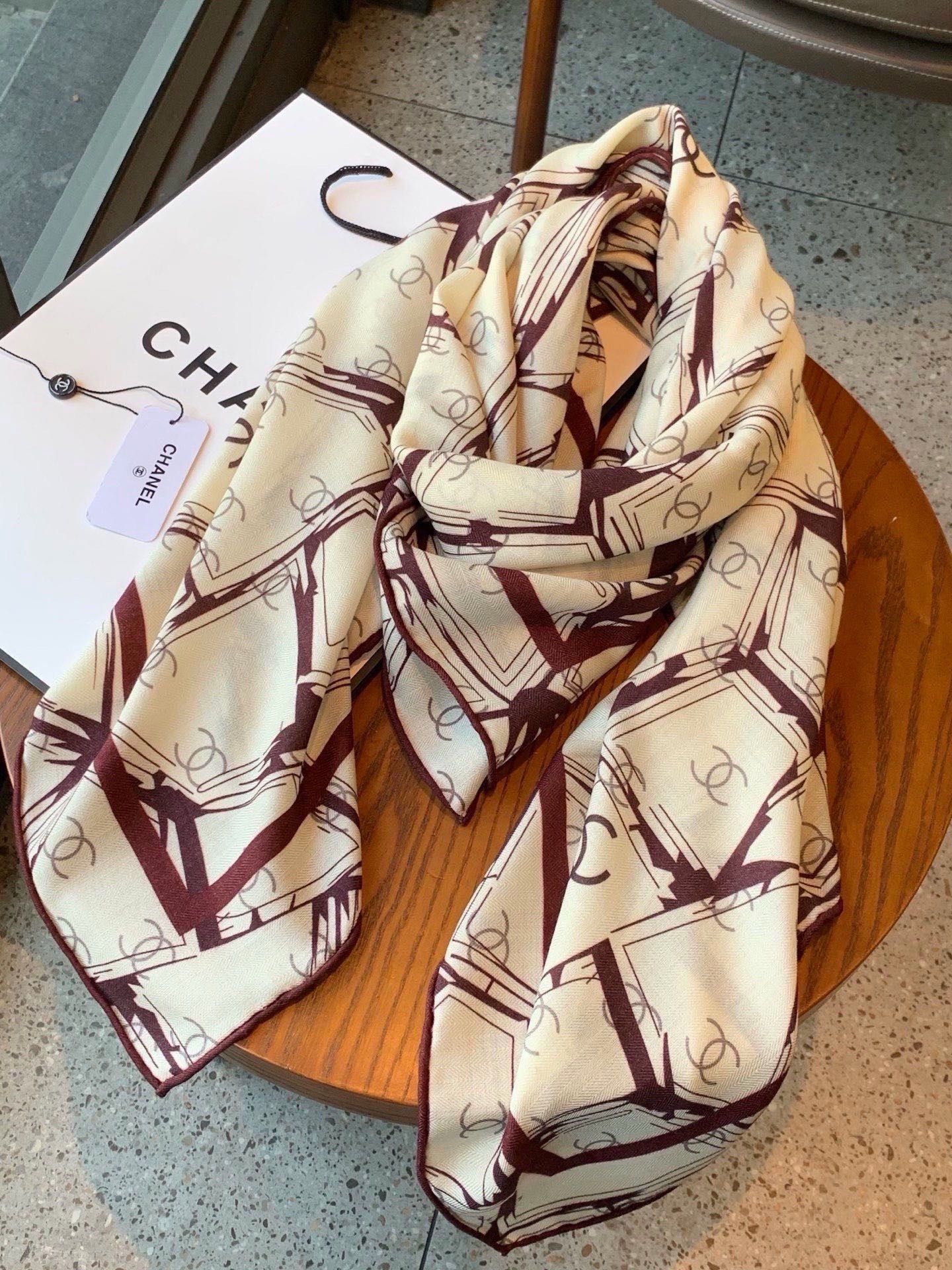 高级成衣系列～Chanel 【140双面同色丝绒披肩】此系列谱写一曲自由轻灵的赞歌本系列作品创新演绎品牌