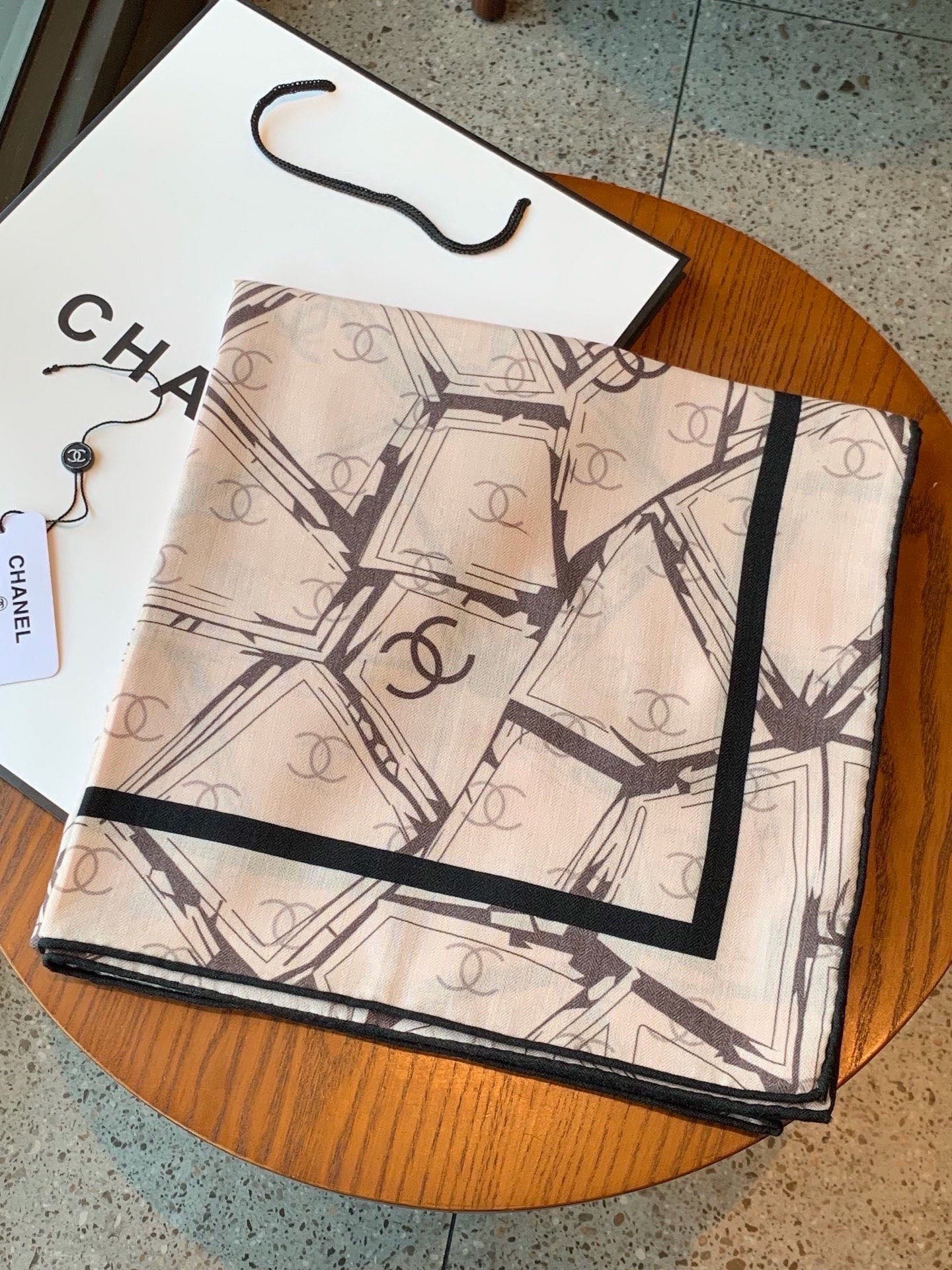 高级成衣系列～Chanel 【140双面同色丝绒披肩】此系列谱写一曲自由轻灵的赞歌本系列作品创新演绎品牌