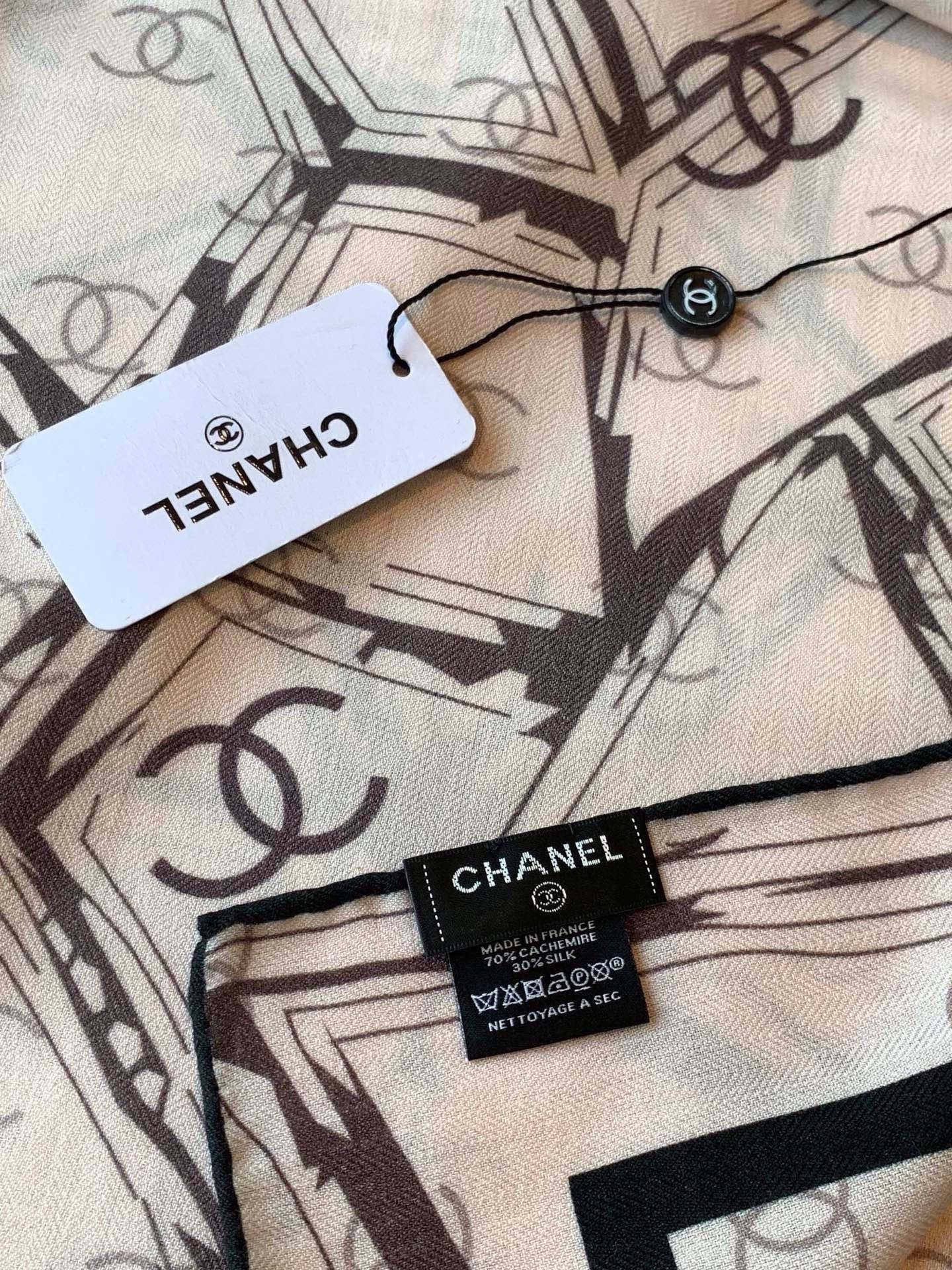 高级成衣系列～Chanel 【140双面同色丝绒披肩】此系列谱写一曲自由轻灵的赞歌本系列作品创新演绎品牌