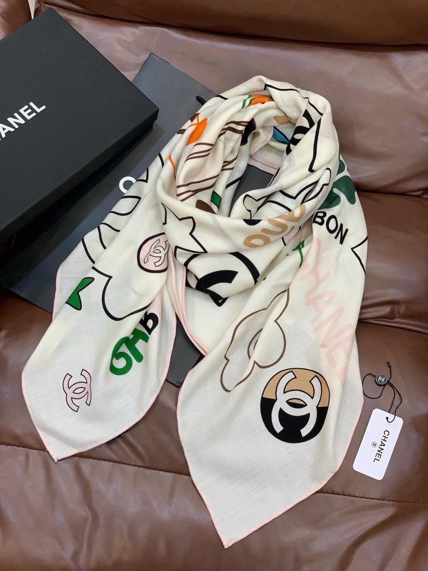 高级成衣系列～Chanel 【140双面同色丝绒披肩】此系列谱写一曲自由轻灵的赞歌本系列作品创新演绎品牌