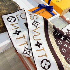 MONOGRAM SILHOUETTE 90双面丝巾Monogram Silhouette 方巾为华美桑 MONOGRAM SILHOUETTE 90双面丝巾Monogram Silhouette 方巾为华美桑