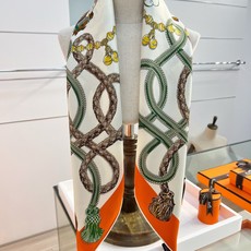 “鞍马”90双面真丝方巾手工卷边真丝(100%桑蚕丝)。这款爱马仕迷人的90方巾令您散发内在优雅和从容自 “鞍马”90双面真丝方巾手工卷边真丝(100%桑蚕丝)。这款爱马仕迷人的90方巾令您散发内在优雅和从容自