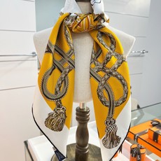 “鞍马”90双面真丝方巾手工卷边真丝(100%桑蚕丝)。这款爱马仕迷人的90方巾令您散发内在优雅和从容自 “鞍马”90双面真丝方巾手工卷边真丝(100%桑蚕丝)。这款爱马仕迷人的90方巾令您散发内在优雅和从容自