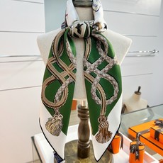 “鞍马”90双面真丝方巾手工卷边真丝(100%桑蚕丝)。这款爱马仕迷人的90方巾令您散发内在优雅和从容自 “鞍马”90双面真丝方巾手工卷边真丝(100%桑蚕丝)。这款爱马仕迷人的90方巾令您散发内在优雅和从容自
