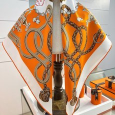“鞍马”90双面真丝方巾手工卷边真丝(100%桑蚕丝)。这款爱马仕迷人的90方巾令您散发内在优雅和从容自 “鞍马”90双面真丝方巾手工卷边真丝(100%桑蚕丝)。这款爱马仕迷人的90方巾令您散发内在优雅和从容自