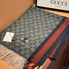 Gucci · 古奇❗大G家经典蜜蜂羊绒围巾~今年这个红绿条纹又火了起来,众多大牌都有出这个元素的单品❗ Gucci · 古奇❗大G家经典蜜蜂羊绒围巾~今年这个红绿条纹又火了起来,众多大牌都有出这个元素的单品❗