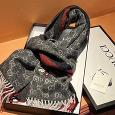 Gucci · 古奇❗大G家经典蜜蜂羊绒围巾~今年这个红绿条纹又火了起来,众多大牌都有出这个元素的单品❗ Gucci · 古奇❗大G家经典蜜蜂羊绒围巾~今年这个红绿条纹又火了起来,众多大牌都有出这个元素的单品❗