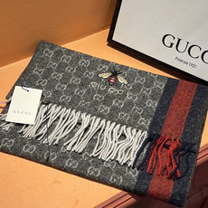 Gucci · 古奇❗大G家经典蜜蜂羊绒围巾~今年这个红绿条纹又火了起来,众多大牌都有出这个元素的单品❗ Gucci · 古奇❗大G家经典蜜蜂羊绒围巾~今年这个红绿条纹又火了起来,众多大牌都有出这个元素的单品❗