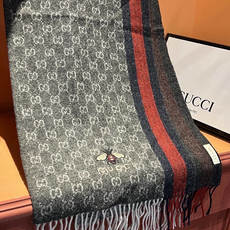 Gucci · 古奇❗大G家经典蜜蜂羊绒围巾~今年这个红绿条纹又火了起来,众多大牌都有出这个元素的单品❗ Gucci · 古奇❗大G家经典蜜蜂羊绒围巾~今年这个红绿条纹又火了起来,众多大牌都有出这个元素的单品❗
