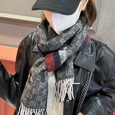 Gucci · 古奇❗大G家经典蜜蜂羊绒围巾~今年这个红绿条纹又火了起来,众多大牌都有出这个元素的单品❗ Gucci · 古奇❗大G家经典蜜蜂羊绒围巾~今年这个红绿条纹又火了起来,众多大牌都有出这个元素的单品❗