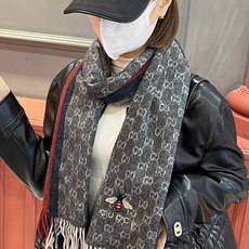 Gucci · 古奇❗大G家经典蜜蜂羊绒围巾~今年这个红绿条纹又火了起来,众多大牌都有出这个元素的单品❗ Gucci · 古奇❗大G家经典蜜蜂羊绒围巾~今年这个红绿条纹又火了起来,众多大牌都有出这个元素的单品❗