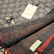Gucci · 古奇❗大G家经典蜜蜂羊绒围巾~今年这个红绿条纹又火了起来,众多大牌都有出这个元素的单品❗ Gucci · 古奇❗大G家经典蜜蜂羊绒围巾~今年这个红绿条纹又火了起来,众多大牌都有出这个元素的单品❗