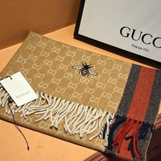 Gucci · 古奇❗大G家经典蜜蜂羊绒围巾~今年这个红绿条纹又火了起来,众多大牌都有出这个元素的单品❗ Gucci · 古奇❗大G家经典蜜蜂羊绒围巾~今年这个红绿条纹又火了起来,众多大牌都有出这个元素的单品❗