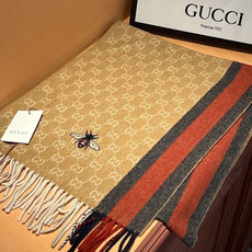 Gucci · 古奇❗大G家经典蜜蜂羊绒围巾~今年这个红绿条纹又火了起来,众多大牌都有出这个元素的单品❗ Gucci · 古奇❗大G家经典蜜蜂羊绒围巾~今年这个红绿条纹又火了起来,众多大牌都有出这个元素的单品❗