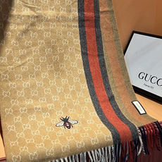Gucci · 古奇❗大G家经典蜜蜂羊绒围巾~今年这个红绿条纹又火了起来,众多大牌都有出这个元素的单品❗ Gucci · 古奇❗大G家经典蜜蜂羊绒围巾~今年这个红绿条纹又火了起来,众多大牌都有出这个元素的单品❗