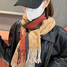 Gucci · 古奇❗大G家经典蜜蜂羊绒围巾~今年这个红绿条纹又火了起来,众多大牌都有出这个元素的单品❗ Gucci · 古奇❗大G家经典蜜蜂羊绒围巾~今年这个红绿条纹又火了起来,众多大牌都有出这个元素的单品❗