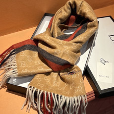 Gucci · 古奇❗大G家经典蜜蜂羊绒围巾~今年这个红绿条纹又火了起来,众多大牌都有出这个元素的单品❗ Gucci · 古奇❗大G家经典蜜蜂羊绒围巾~今年这个红绿条纹又火了起来,众多大牌都有出这个元素的单品❗