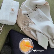 没见过吧,很少有人在柜里见过这条围巾😳当时发售的时候内地给的就特别少,原版是客户在日本中古店买到的❗所以 没见过吧,很少有人在柜里见过这条围巾😳当时发售的时候内地给的就特别少,原版是客户在日本中古店买到的❗所以