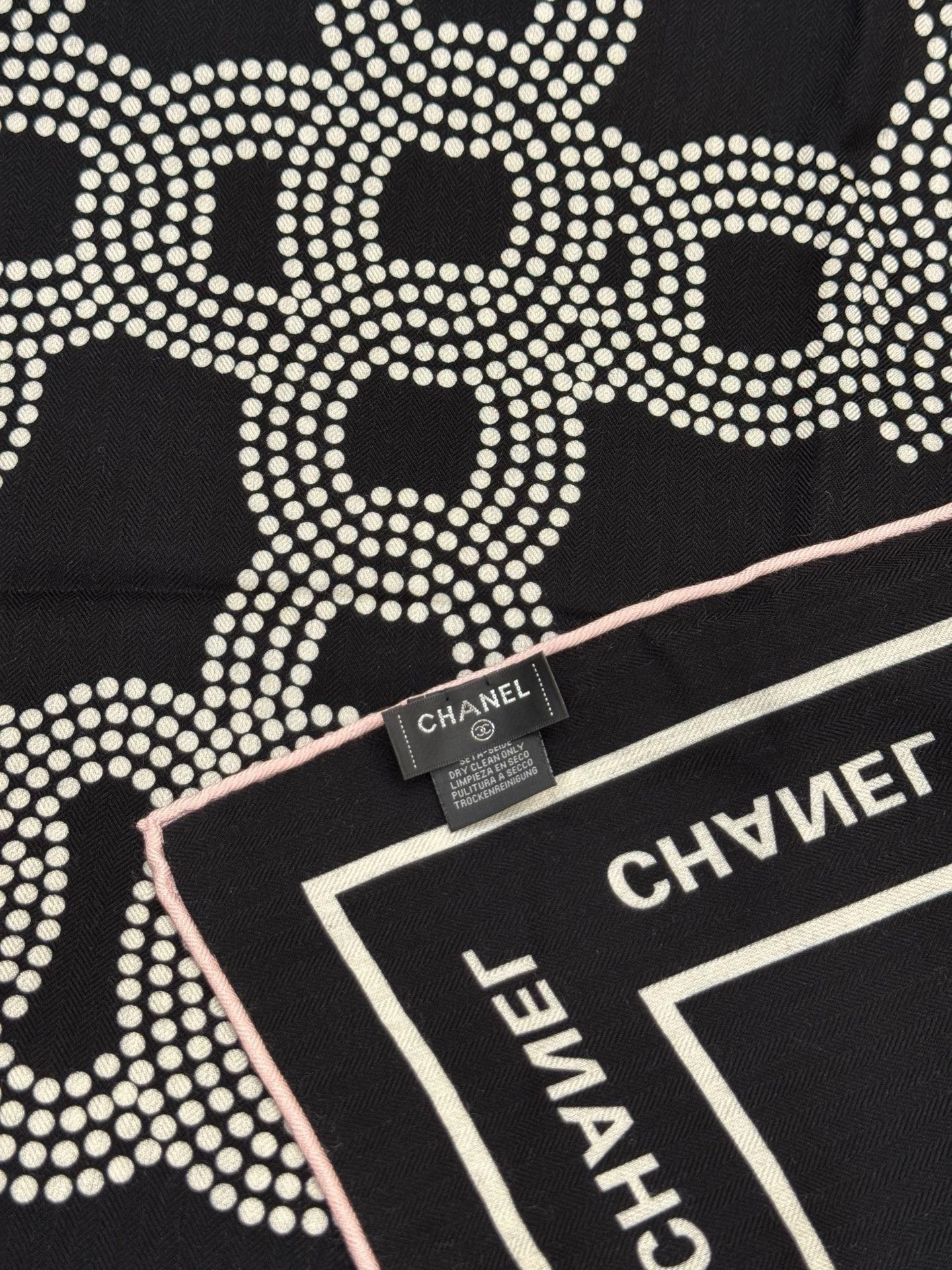 Chanel ~【140顶级双面丝绒披肩】香家logo与字母的完美碰撞设计底部还有隐隐约约的双C小Log
