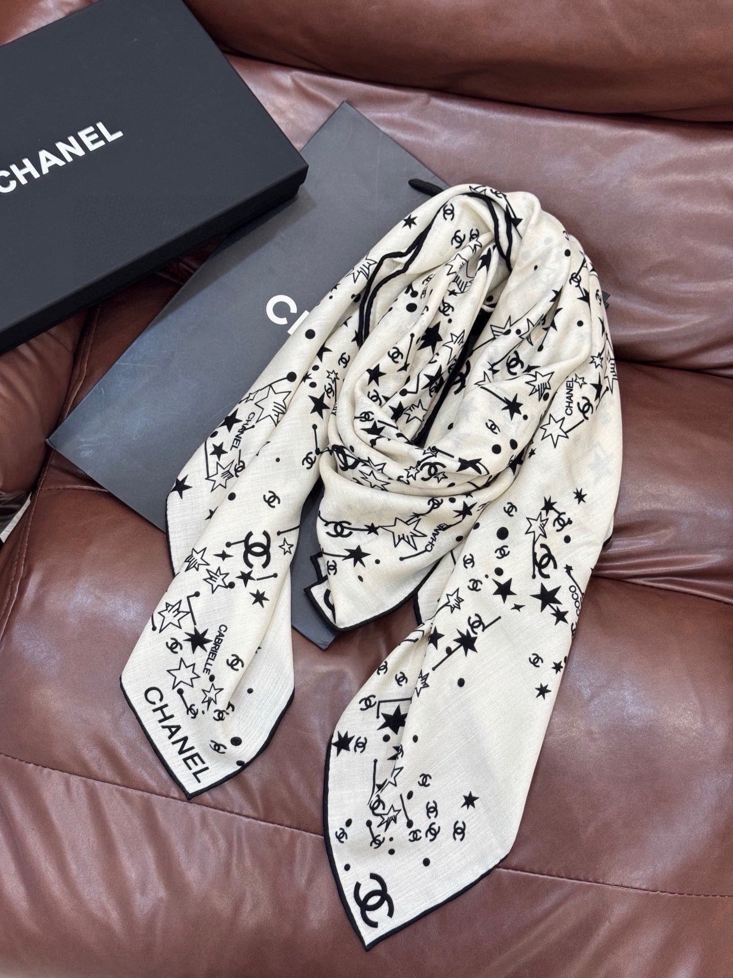 Chanel ~新品～【140顶级丝绒双面同色】繁星点点与双C的完美结合适合各种场合搭配使用黑白两色经典
