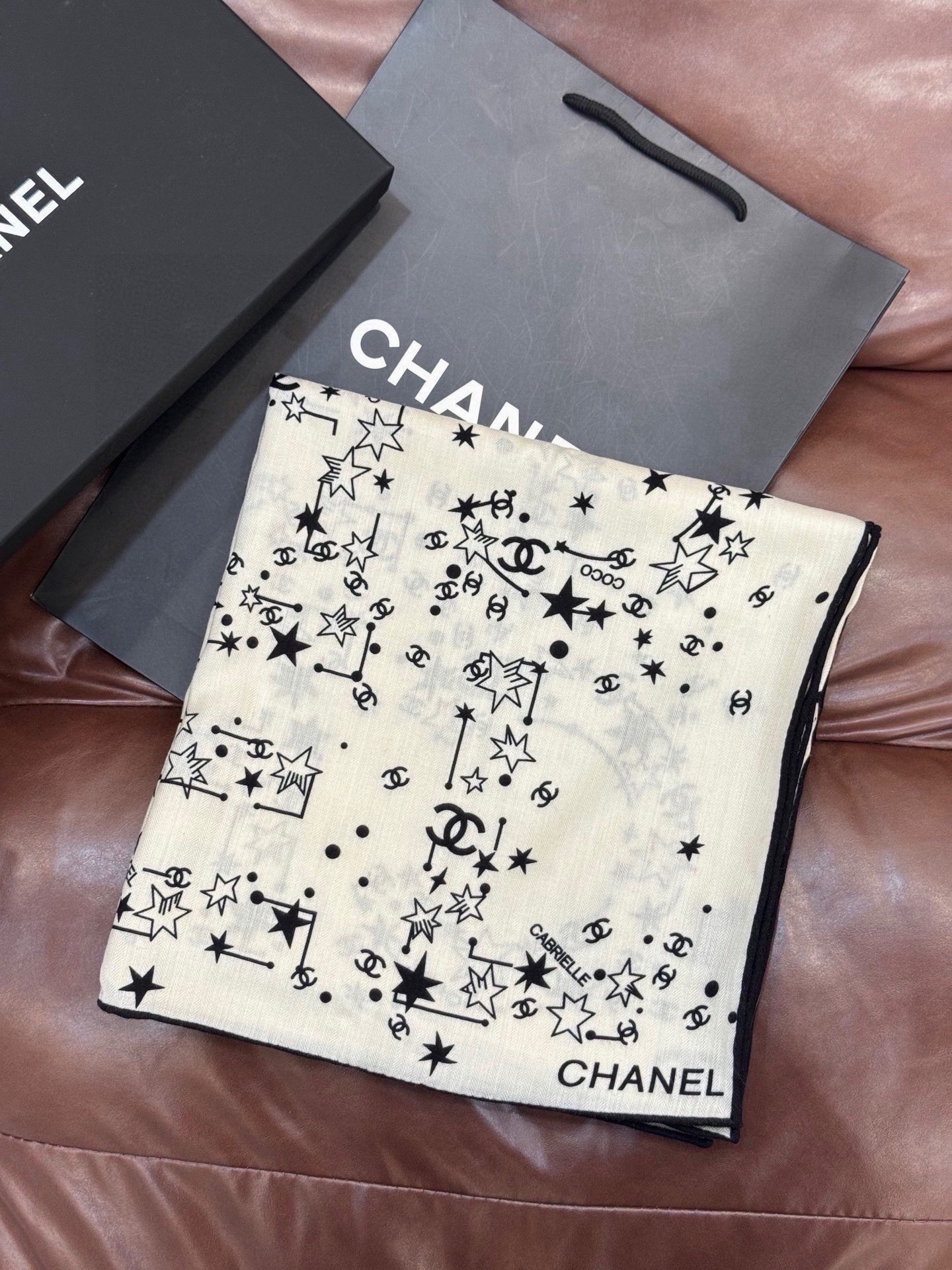 Chanel ~新品～【140顶级丝绒双面同色】繁星点点与双C的完美结合适合各种场合搭配使用黑白两色经典