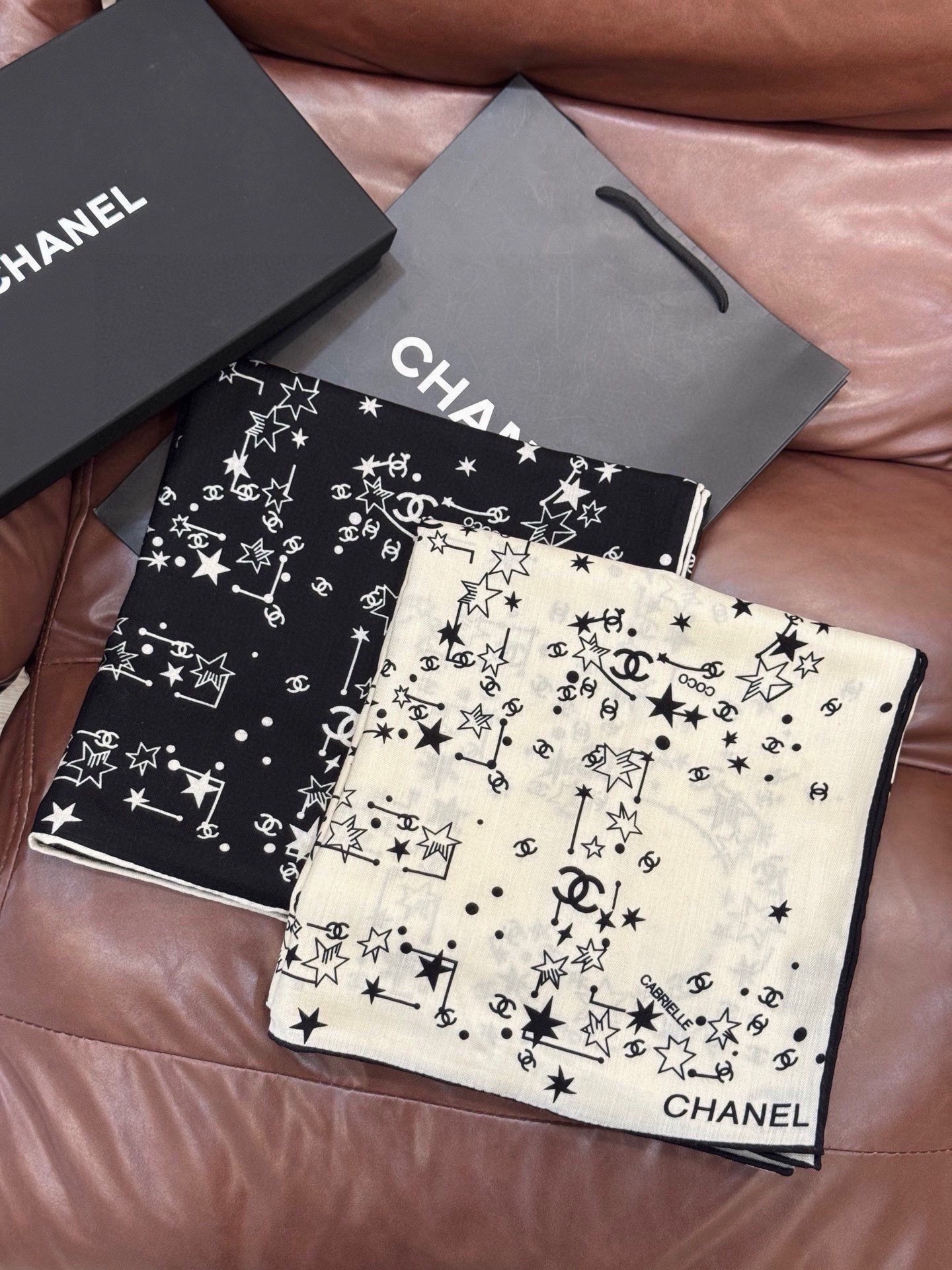 Chanel ~新品～【140顶级丝绒双面同色】繁星点点与双C的完美结合适合各种场合搭配使用黑白两色经典