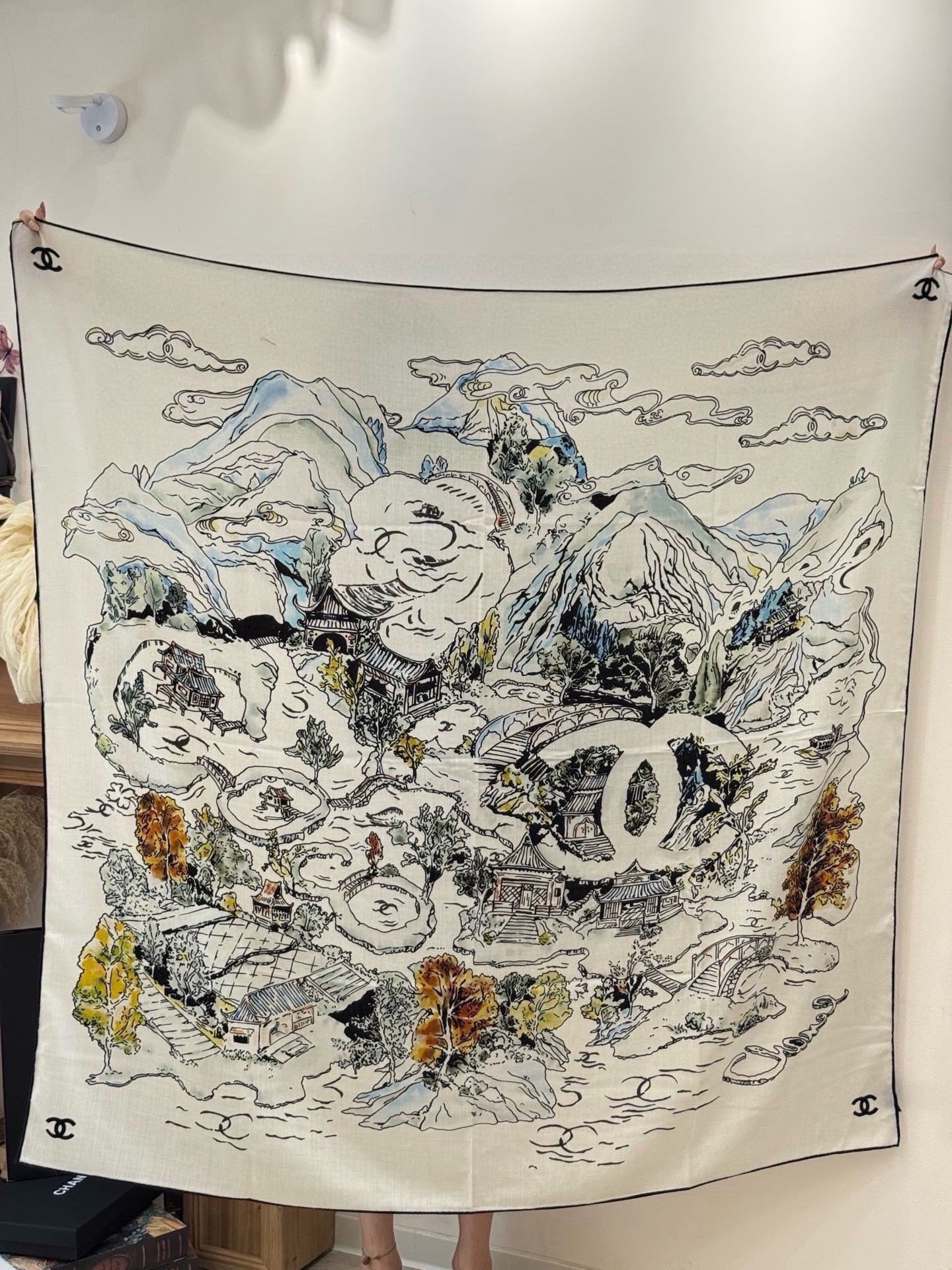 Chanel 高级手工坊系列～～【140顶级丝绒双面同色披肩】25高级手工坊系列作品梦幻而极具电影感，灵