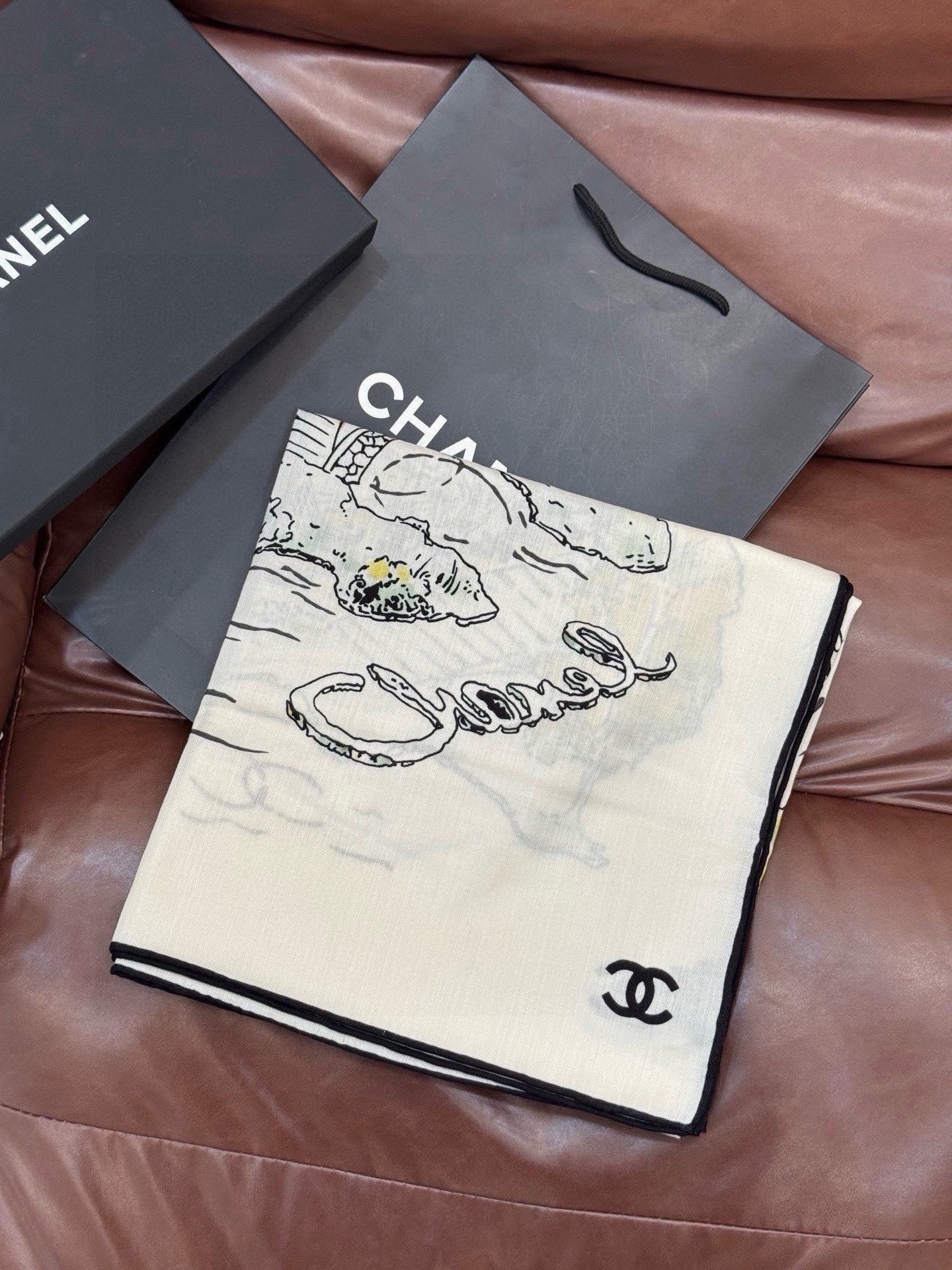 Chanel 高级手工坊系列～～【140顶级丝绒双面同色披肩】25高级手工坊系列作品梦幻而极具电影感，灵