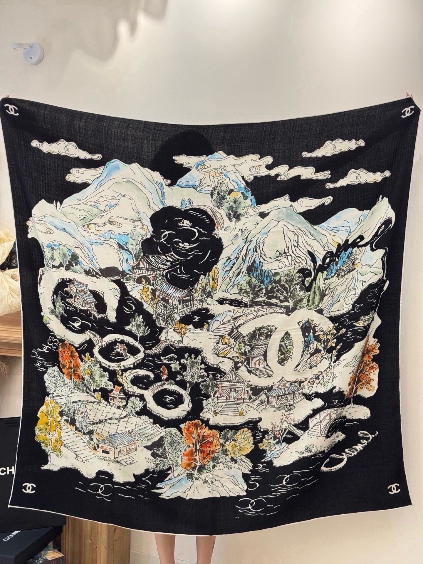Chanel 高级手工坊系列～～【140顶级丝绒双面同色披肩】25高级手工坊系列作品梦幻而极具电影感，灵