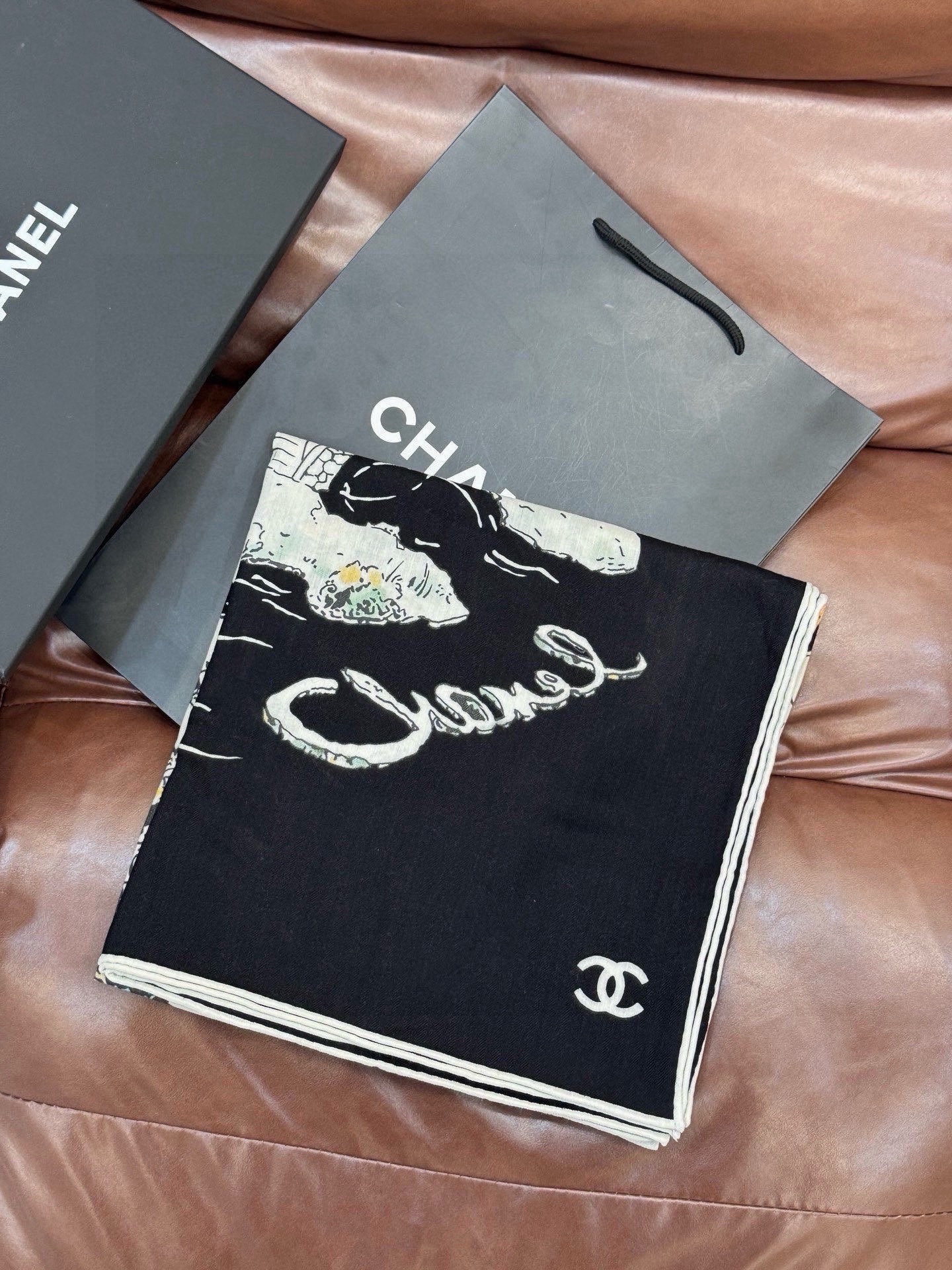 Chanel 高级手工坊系列～～【140顶级丝绒双面同色披肩】25高级手工坊系列作品梦幻而极具电影感，灵