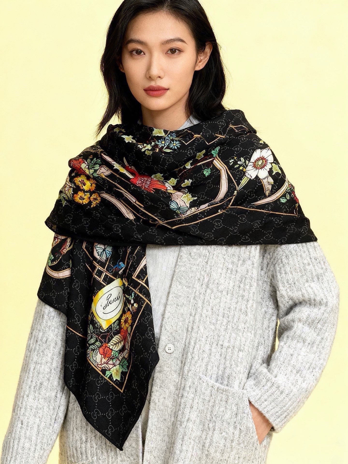 Gucci新款方巾 Gucci动物和花卉印花品牌典藏图案在与全新醒目印花的衬托下熠熠生辉。这款方巾匠心缀