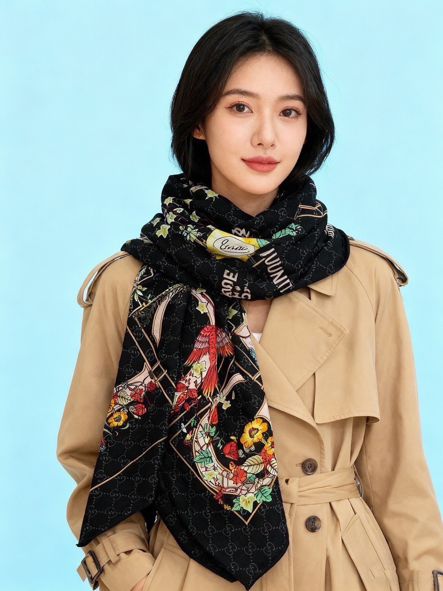 Gucci新款方巾 Gucci动物和花卉印花品牌典藏图案在与全新醒目印花的衬托下熠熠生辉。这款方巾匠心缀