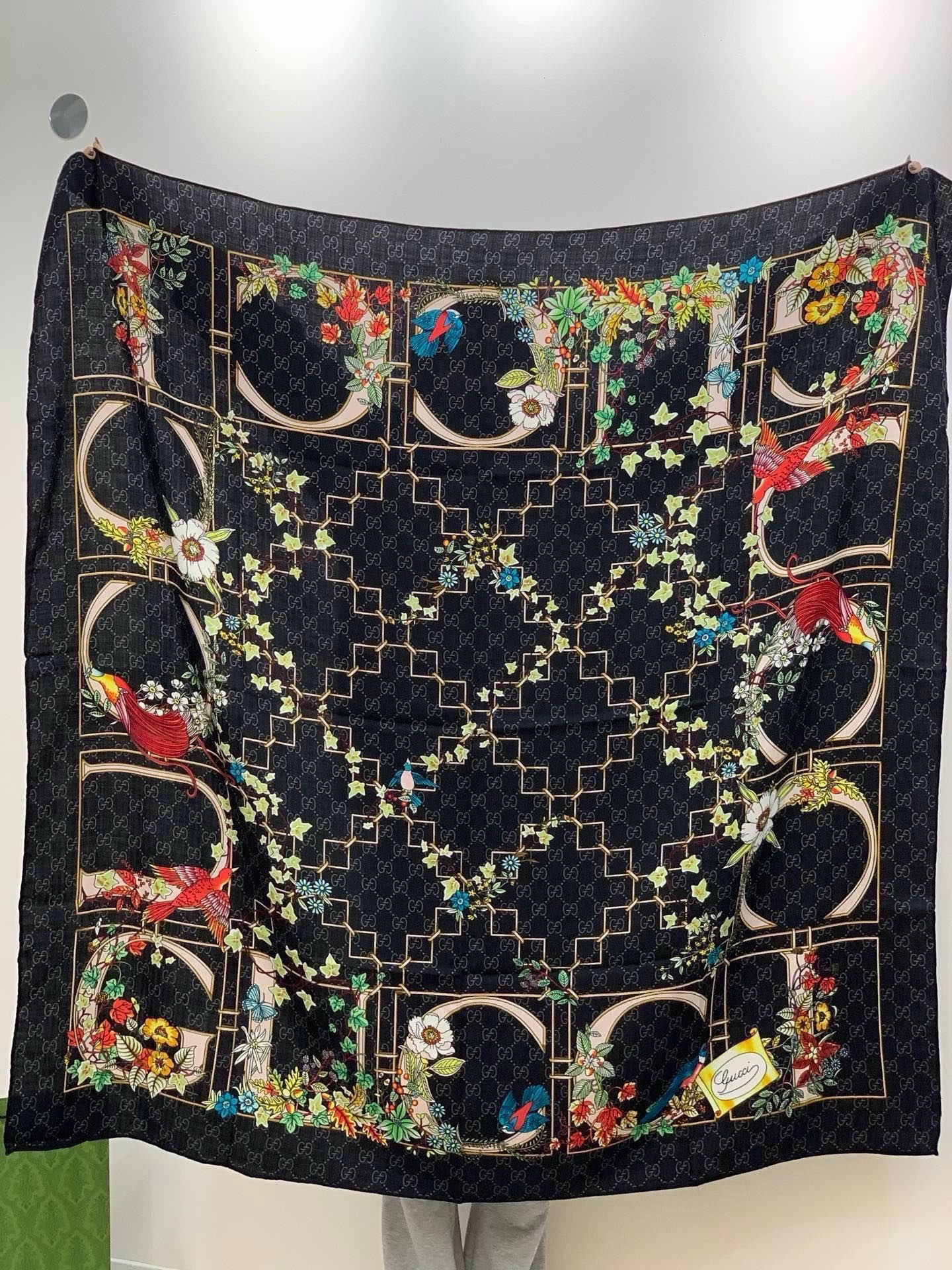 Gucci新款方巾 Gucci动物和花卉印花品牌典藏图案在与全新醒目印花的衬托下熠熠生辉。这款方巾匠心缀