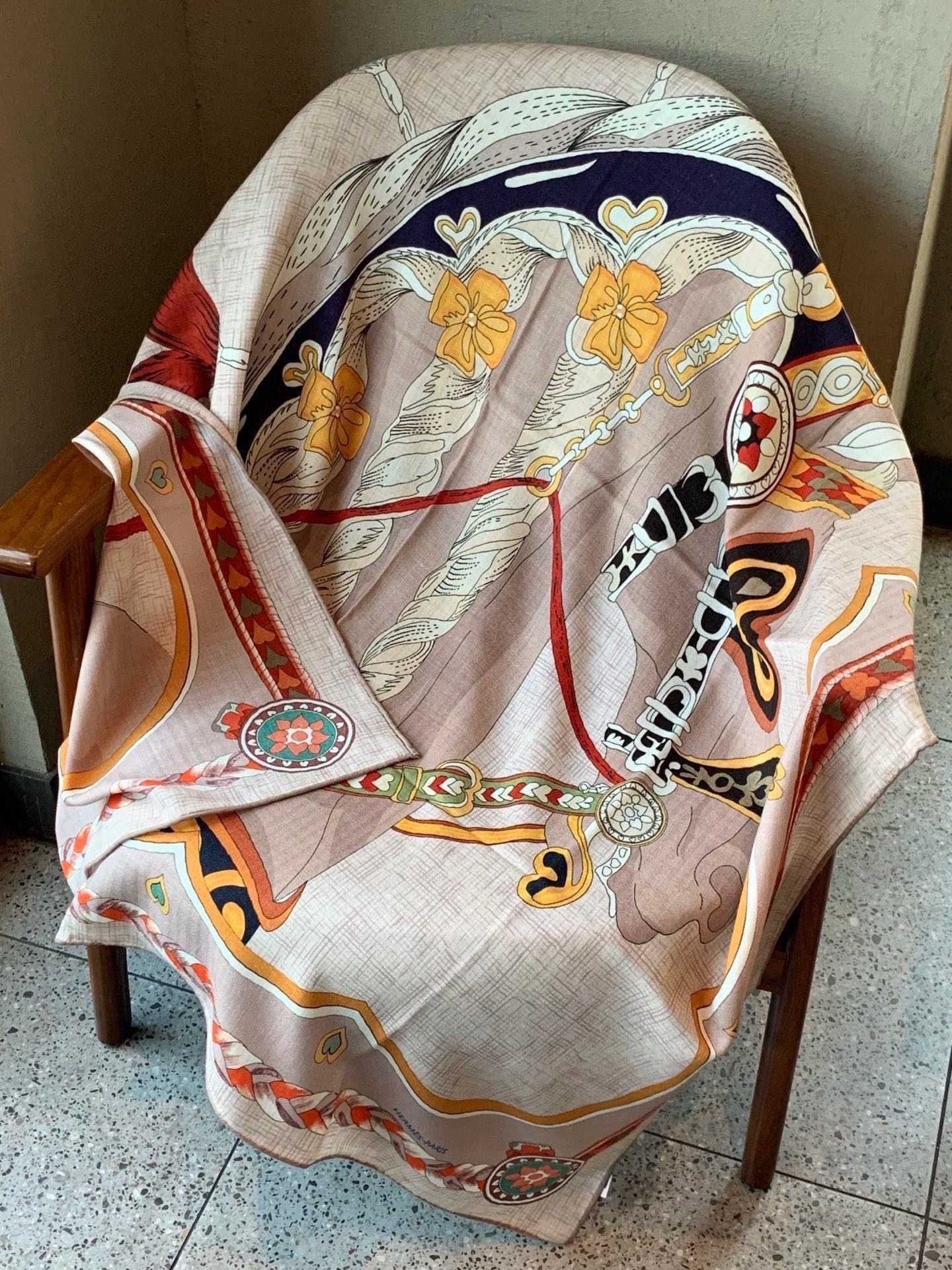 羊绒新款🆕👏👏买了都说好看‼️推荐💕爱马仕双面同色羊绒方巾【双面同色140】，顶级工艺超值‼️爱马仕专柜