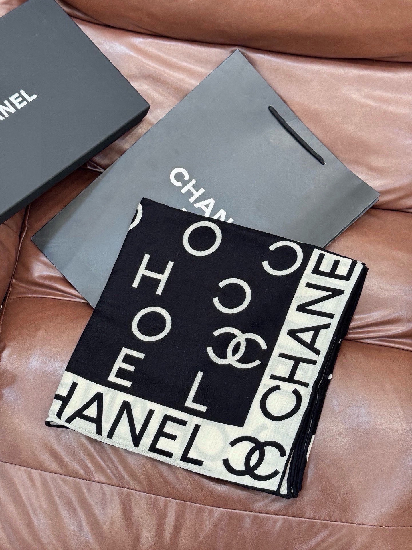 Chanel ~【140顶级双面丝绒披肩】香家logo与字母的完美碰撞设计底部还有隐隐约约的双C小Log