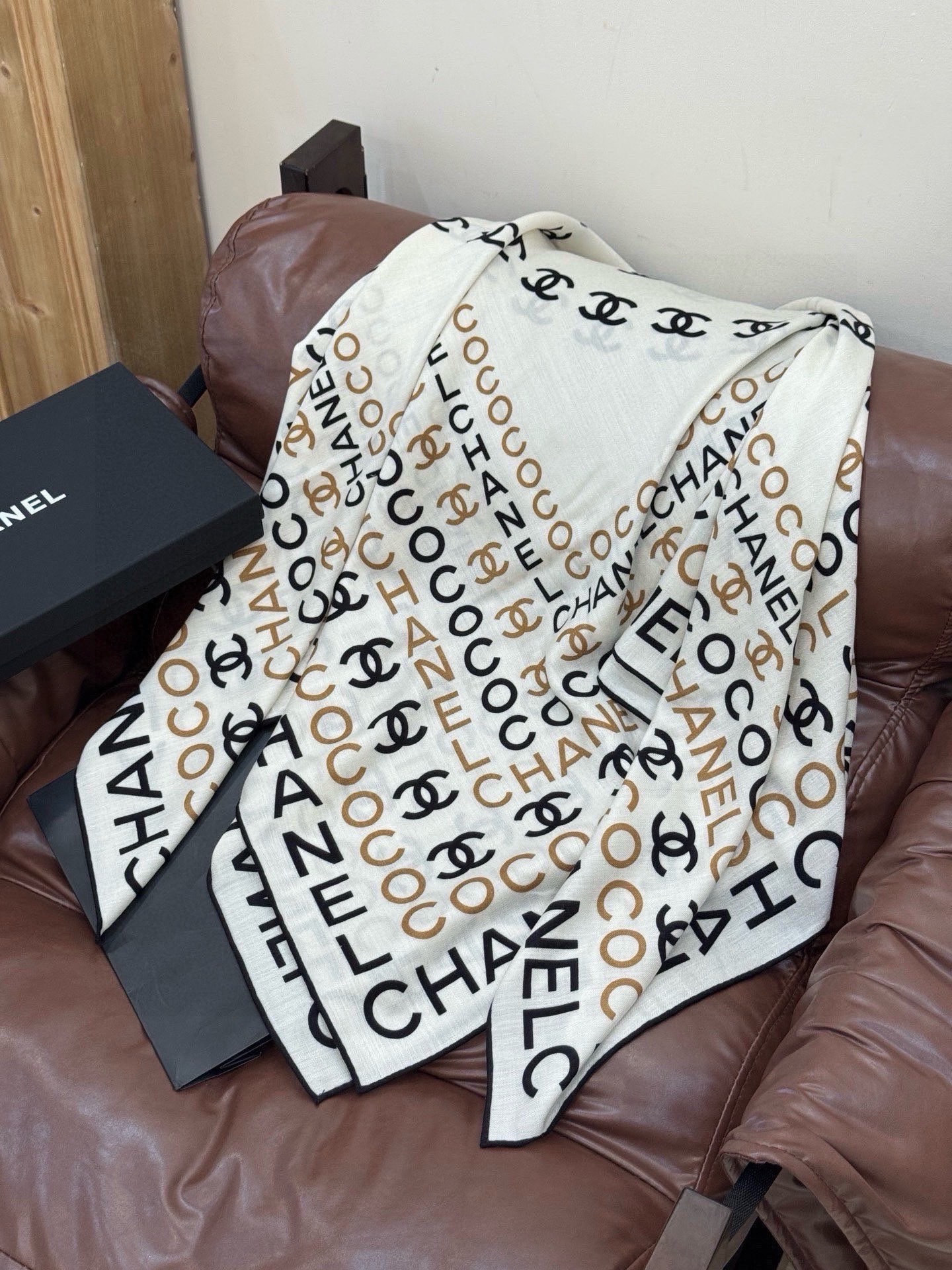 Chanel ~【140顶级双面丝绒披肩】香家logo与字母的完美碰撞设计底部还有隐隐约约的双C小Log